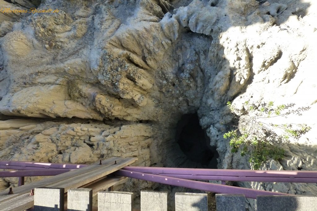 Blick von einer Brücke in einen Felskrater
