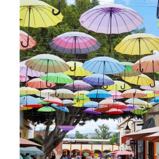 Bunte Schirme über eine Straße gespannt, ich liebe es.😍😍😍
.
.
.
#tequisquiapanquéretaromx #tequis #tequisquiapan #queretaro #pueblomagico #mexikoreise #mexiko #mexico