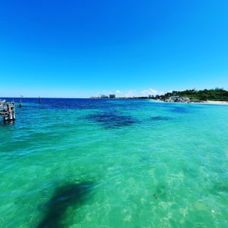 Playa Tortugas, Strand in der Hotelzone Cancun. Hier gibt es einen Parkplatz, kleine Läden und  Lokale. Außerdem legt hier die Fähre zur Isla Mujeres an.
.
.
.
#playatortugas #cancunmexico #cancunbeach #cancun #cancún #islamujeresmexico #islamujeres #ferry #fähre #entdecken