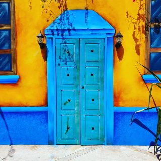 So ein schönes Blau.😍😍😍 Wohin diese Tür wohl führt?
.
.
.
#cancun2021 #cancun #cancunmexico #cancún #blau #entdecken #genießen #erleben #lebensfreude #leben #instatravel #instamexico #martinasreisewelt