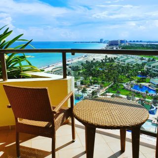 Da würde ich jetzt gerne auf dem Balkon sitzen und die Aussicht auf den Strand Richtung Playa Delfines und auf die Lagune Nichupté genießen. Ich brauche unbedingt einen Urlaub im Iberostar Selection Cancun. Wer noch?🙂🌞
.
Werbung durch Namensnennung und Verlinkung. 

#instamexico #cancunmexico #quintanaroomexico #cancun #iberostarcancun #iberostarmexico #ausblick #urlaub #genießen #entdecken #cancunbeach #martinasreisewelt