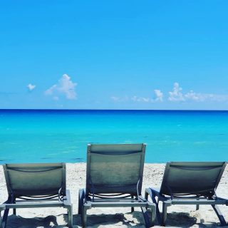 Der Liegestuhl wartet schon. Traumhaftes Meer am Iberostar Cancun. Überhaupt hat Cancun wahnsinns Strände mit türkisfarbenem Meer zu bieten.😍😍😍
.
.
.
Werbung durch Namensnennung und Verlinkung 
.
.
.
#iberostarcancun #iberostarmexico #cancun #cancunmexico #beachday #beachvibes #vitaminsea #shadesofblue #instacancun #genießen #urlaub #mexikoreise #mexiko #entdecken #martinasreisewelt