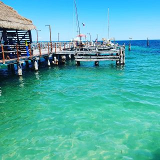 Traumhaftes Meer an der Playa Tortugas  und auch am Steg für die Fähre zur Isla Mujeres.
.
.
.
#playatortugas #cancunbeach #islamujeres #mexikoreise #reisebloggerin #traumhaft #martinasreisewelt