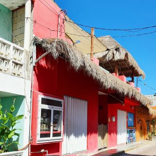 Farbenfrohe Häuser und kleine Gassen laden zu Spaziergängen in "Downtown" Isla Mujeres ein. Viele Wege führen zu den traumhaften Stränden.
😍😍😍
.
.
.
#islamujeresmexico #islamujeres #mexiko #mexikoreise #bluesky #entdecken #erleben #travelgram #traumhaft #travelblog #martinasreisewelt