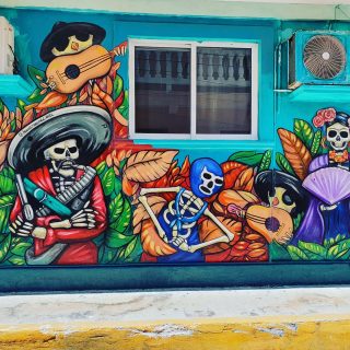 In vielen Straßen der Isla Mujeres sind so schön bemalte Häuser oder Wände zu entdecken.😍😍😍
.
.
.
#islamujeresmexico #islamujeres #murales #streetart #streetartphotography #instamexico #instamood #mexikoreise #travelgram #reiseblog #entdecken #martinasreisewelt