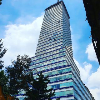 Letztes Jahr habe ich mir den langgehegten Wunsch erfüllt, zur Aussichtsplatform des Torre Latino hoch zu fahren. An unserem ersten Tag in CDMX war super Wetter und so sind wir hoch. 
.
.
.
#torrelatino #torrelatinoamericana #cdmx #cdmx_photos #instacdmx #instatravel #mexicocity #mexico #martinasreisewelt