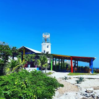 Kleines Lokal an der Punta Sur, Isla Mujeres. 
Auf dem Weg zur Ruine gibt es keinen Schatten, da ist eine kalte Erfrischung wirklich erholsam.
.
.
.
#islamujeresmexico #islamujeres #puntasurislamujeres #bluesky #leuchtturm #erfrischung #erholen #erleben #entdecken #instagood #instamood #martinasreisewelt