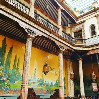 Auf dem Weg zum Torre Latino Americano machten wir am Restaurant Sanborns Halt. Der schattige Platz auf der Terrasse war zu verführerisch und die bestellte Gemüsesuppe sehr gut. Im Innenbereich erwartet den Gast eine Überraschung. Das Gebäude aus dem 18. Jahrhundert zeigt Wandmalereien, alte Säulen und eine Galerie. 
.
.
.
#cdmx_photos #cdmx #sanborns #casadelosazulejoscdmx #casadelosazulejos #mexicocity #mexico #inststravel #instacdmx #martinasreisewelt #werbungdurchverlinkung
