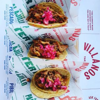 Diesmal gibt es Tacos Cochinita Pibil. Cochinita Pibil ist eine yucatekische Spezialität, bei der das Schweinefleisch mehrere Stunden in einem Erdofen gegart wird. Dadurch wird das Fleisch ganz zart und zerfällt quasi. Als Taco sehr lecker.
.
.
.
#werbungdurchverlinkung #werbungdurchnamensnennung #tacosvillanos #cochinitapibil #tacos #comida #instafood #yucatanmexico #cancun #cancunmexico