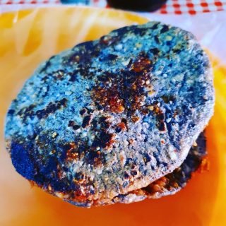Gordita aus blauem Mais lecker gefüllt.
.
.
.
#foodphotography #cocinamexicana #instafood #maisazul #bernalqueretaro #mexikoreise #mexico #martinasreisewelt