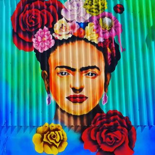 Frida Kahlo, ihr Portrait scheint allgegenwärtig in Mexiko zu sein.
.
.
.
#fridakahlo #cancun2021 #cancun #cancunmexico #cancún #quintanaroomexico #mexiko #mexikoreise #mexico #entdecken #martinasreisewelt