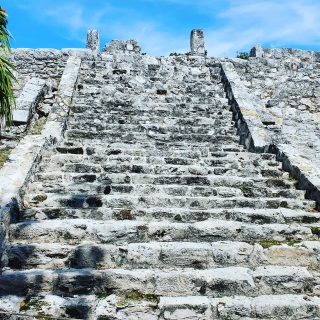 Hauptpyramide und höchstes Bauwerk in San Miguelito. 
.
.
.
#sanmiguelito #cancun2021 #cancun #cancunmexico #cancún #quintanaroomexico #mayaculture #mayaruins #maya #culturamaya #ruinasmayas #instacancun #instamexico #travelblog #entdecken #martinasreisewelt