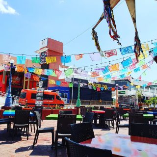 Nach einem Spaziergang unter Mexikos heißer Sonne brauche ich unbedingt ein kühles Getränk und ein schattiges Plätzchen. 🌞🌞🌞🌞🌞
.
.
.
#cancun2021 #cancun #cancunmexico #quintanaroomexico #cancún #restaurant #restaurante #erleben #entdecken #erkunden #reiseblog #martinasreisewelt