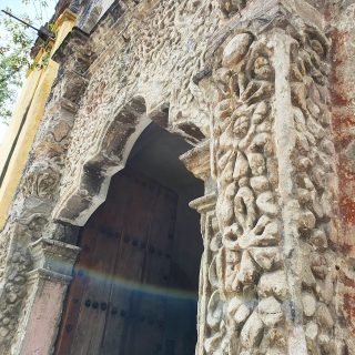 Gut erhaltene Verzierung am Portal der alten Kirche in Coyacan. Alte rote Farbe ist auch zu erkennen.
.
.
.
#coyoacan #kirche #church #iglesia #cdmx #mexicocity #instatravel #martinasreisewelt